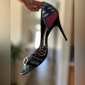 CARLOS by CARLOS SANTANA HEELS (8.5); open toe silk w/ silver hardware